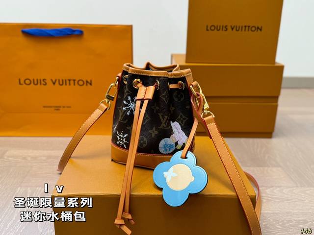 Lv圣诞限量系列迷你水桶包 身材笨笨的lv水桶包 还配上了一迷你的尺寸 能不讨人喜欢才奇怪啦！ 增加时尚与个性品味 无论是休闲还是参加party都可派上用场！
