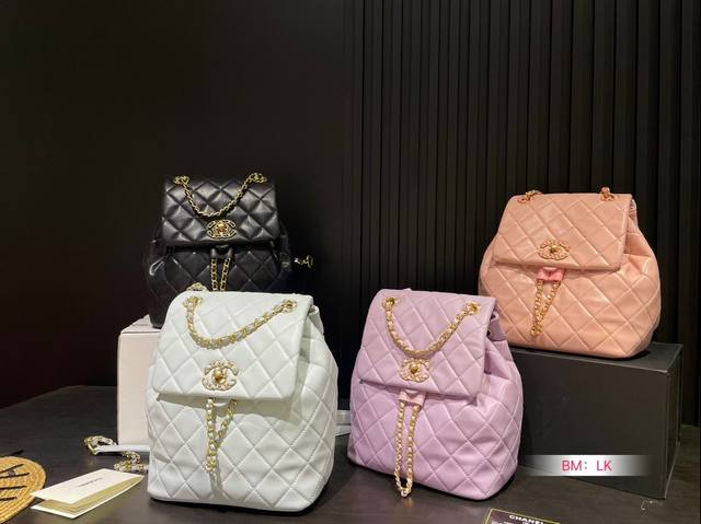 配飞机盒折叠盒子 Chanel 纯皮香奈儿双肩包 新品 神仙水桶包双肩 专柜一包难求 真是绝美呀 可斜挎单肩，上身后超显大气.小巧实用 超级百搭必备单品 尺寸