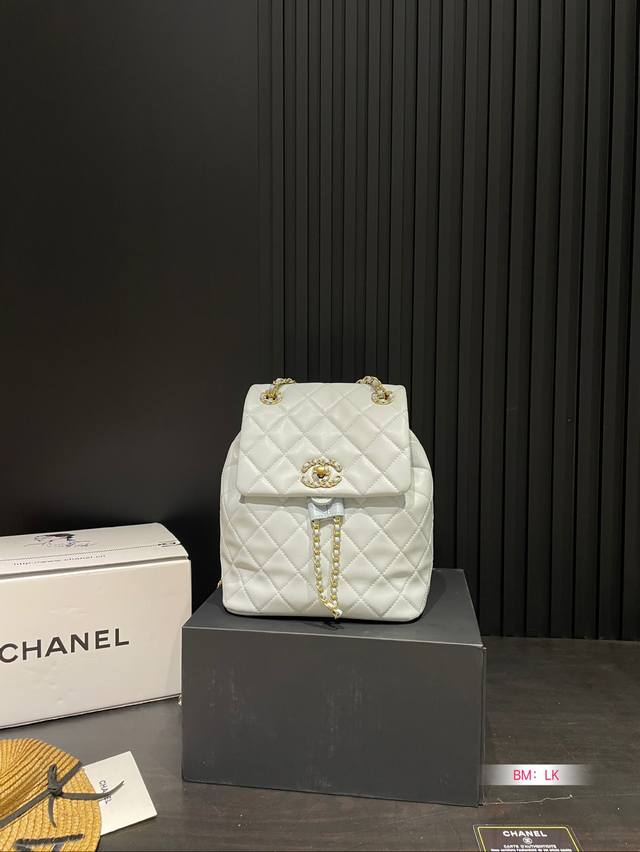 配飞机盒折叠盒子 Chanel 纯皮香奈儿双肩包 新品 神仙水桶包双肩 专柜一包难求 真是绝美呀 可斜挎单肩，上身后超显大气.小巧实用 超级百搭必备单品 尺寸