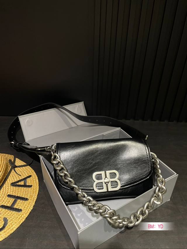 配折叠礼盒 巴黎世家 Bbsoft 又是一款梦中情包 超柔软的小牛皮 手感极好 肩带和链条都可以拆卸 可斜挎可腋下！ 真是让人大开眼界 巴黎世家太会设计包了！