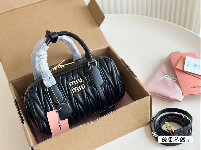 飞机盒 Miumiu 缪缪 Arcadie 褶皱保龄球包 Miumiu黑色保龄球单肩包，有肩带 Arcadie 系列 Matelasse 顶部提手可拆卸 软羊革