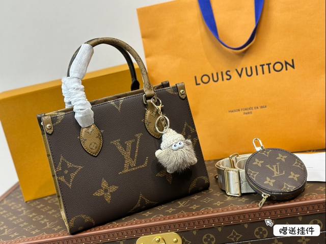 折叠盒 Lv本款onthego中号手袋释放monogram Empreinte压纹皮革的娴雅意味，可为当季造型注入盎然春意。充裕容量满足都市出行或商务所需，顶部