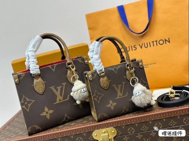 折叠盒 Lv本款onthego中号手袋释放monogram Empreinte压纹皮革的娴雅意味，可为当季造型注入盎然春意。充裕容量满足都市出行或商务所需，顶部