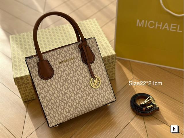 百年不过时的经典黑色！Mk小号mercer 这是颗粒牛皮材质的，手感质感都很好，可手提 可斜挎，满分推荐大家！22*21Cm