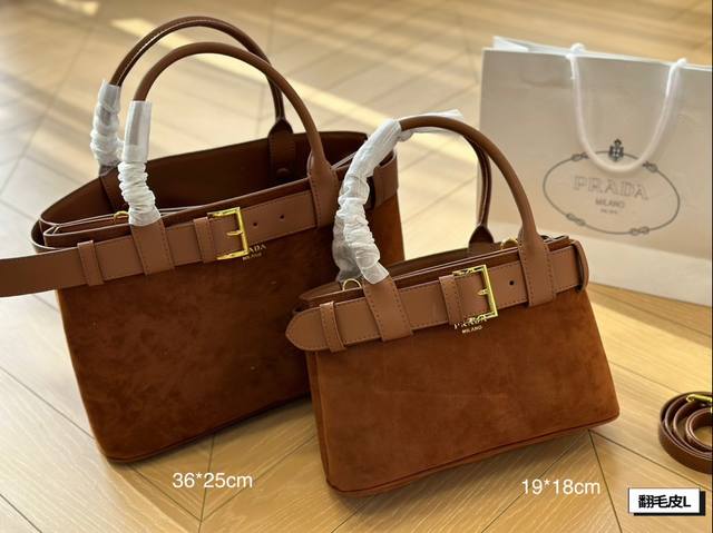 Prada 新包上线 Prada 秀款－皮带包终于到机场店啦！全包采用最顶级牛皮制作，烫金logo,细节满满。皮带可拆卸，可以换上自己喜欢的皮带搭配不同风格，可