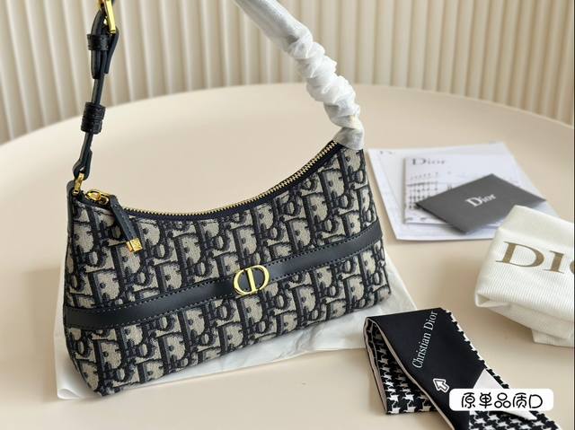 全套包装 太绝了叭今天新到的新品水饺包size狠精致小巧dior新款水饺包拿下！随手一拎都狠显气质高级拍照凹造型也好看三款花色可选羊皮粉／羊皮黑／牛皮老花你更p