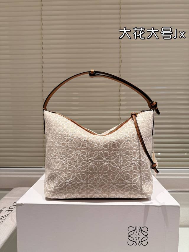 小 配盒子 大 配盒子 最近超级火的便当包 最新款loewe Cubi 提花帆布材质搭配黑色 这个颜色最好看! 尺寸22×15Cm 小 26*17Cm 大 搜索 小 配盒子 大 配盒子 最近超级火的便当包 最新款loewe Cubi 提花帆布材质搭配黑色 这个颜色最好看! 尺寸22×15Cm 小 26*17Cm 大 搜索