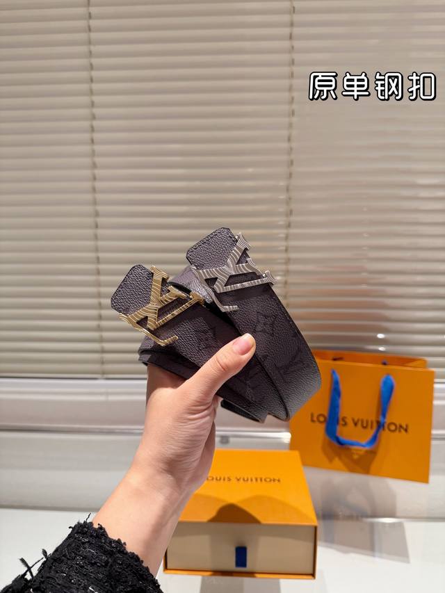 钢扣 高版本！腰带lv牛皮皮带～热门款 男女通用皮带里面最火的版本啦～质量很好 全套包装！五金绝对不褪色 皮带头和专柜一样的哦～ 配礼盒手提袋发票