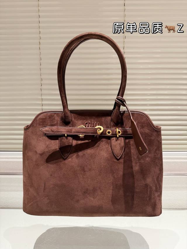 牛皮 新品爆款中古托特包 新品爆款中古托特包,采用全新 柔脂羊皮,皮质柔软高 级,这款aventure Nappa 皮革手袋灵感源自 Miu 典藏设计,结构经过 牛皮 新品爆款中古托特包 新品爆款中古托特包,采用全新 柔脂羊皮,皮质柔软高 级,这款aventure Nappa 皮革手袋灵感源自 Miu 典藏设计,结构经过