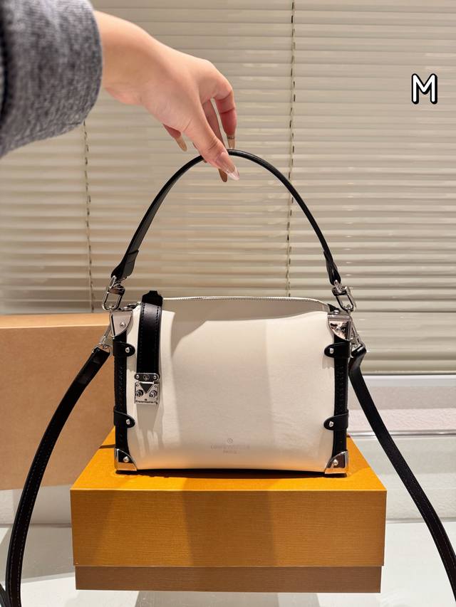 原单品质 谷爱凌同款 秀款 小箱子 Lv Side Trunk 谷爱凌 盒子包 箱子包 24新款！是软软的小箱子 很多精致的小细节在里面 大 容量又实用又好凹造