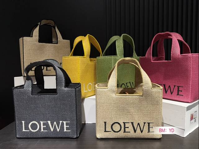 大号 配折叠礼盒 Loewe.罗意威草编托特包 可轻松驾驭各种风格 是每个酷酷女孩必入款 尺寸：大号31*24