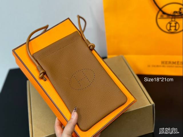 配盒 爱马仕纯牛皮手机斜挎包包 手感 超级赞 绳子都是牛皮的 整皮切割 我必须自留一个 尺寸18*21Cm