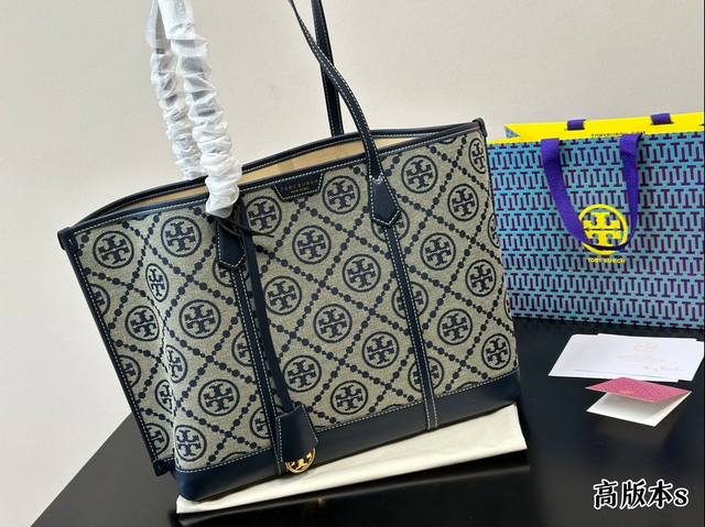 自带时髦度的tb老花托特包！实用好看又能装！这款托特真的太适合通勤或者上学啦非常上档次 容量很大 中间带有拉链可以放一些重要的文件也增加了安全性我13寸的笔记本