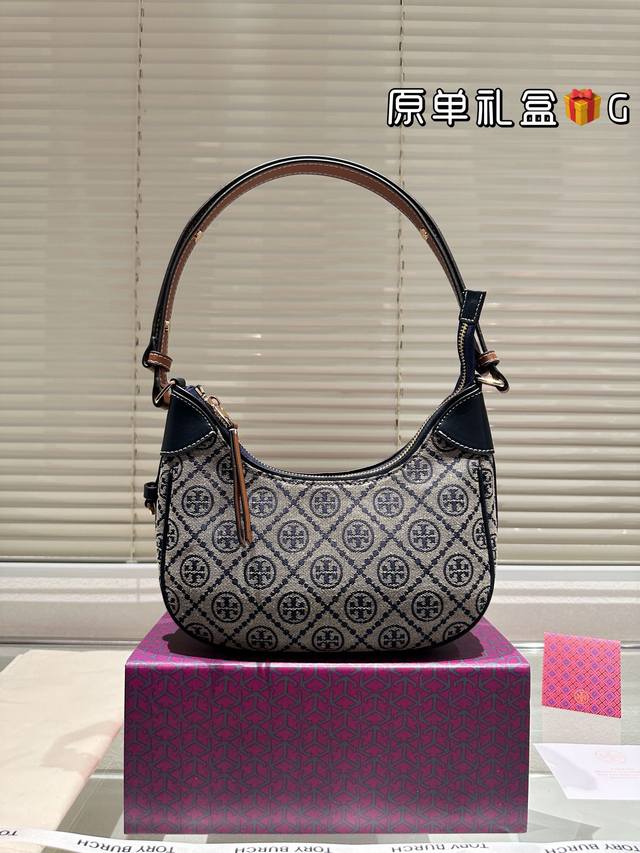 托里伯奇最新款老花腋下包百搭又轻盈，实物就是轻盈很有质感的一只y四季百搭款老花的工艺很细节很精致 ▲复古的海军蓝提花面料，高密织度紧密立体 ▲标志性双t Log