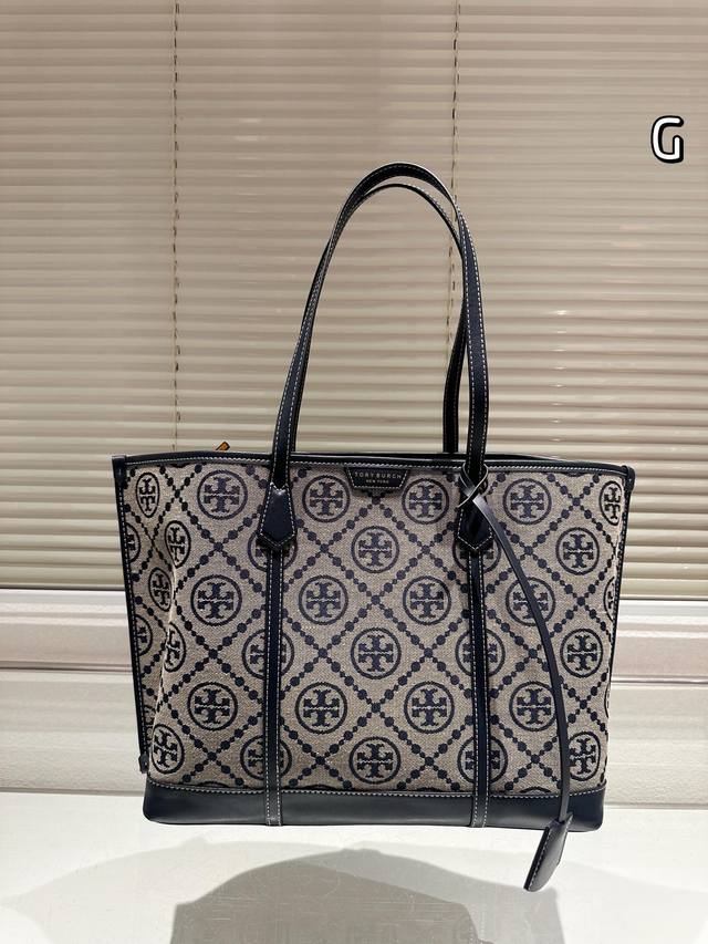 Toryburch实拍 Perry蓝色老花托特 表示perry托特也可以背~这款也是toryburch家最经典的托特啦 包包是自带内胆隔层的,无拉链,可以轻松放 Toryburch实拍 Perry蓝色老花托特 表示perry托特也可以背~这款也是toryburch家最经典的托特啦 包包是自带内胆隔层的,无拉链,可以轻松放