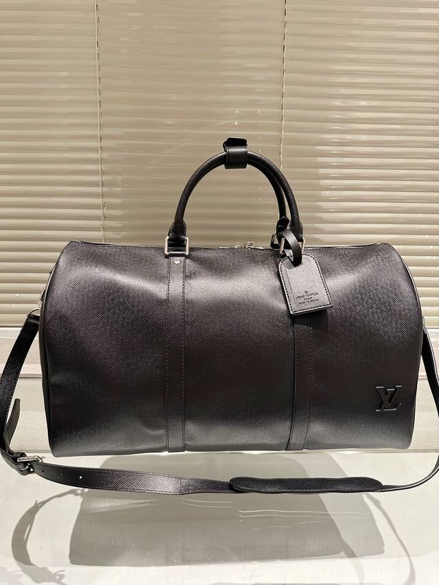 高版本 旅行包 超酷中lv Keepall老花旅行袋 Lvkeepall 出差旅行最常用的一只包 这是超酷的一只包 可以做健身包，也可做旅行袋 容量超级感人非常