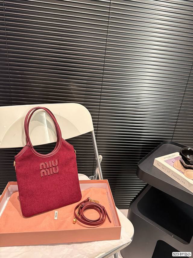 小号 配盒子 缪缪miumiu 手提包 轻轻松松高级感 包包手感巨好容量也很不赖 简单却又不失华丽 不要觉得会炸眼太高调了什么的 根本不会！ 在你的精简穿搭上简