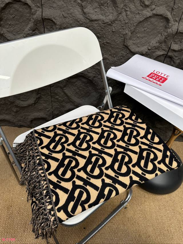 全套包装 巴黎世家围巾真的相当的百搭，上身气质 Upup上身效果气场非常强大！这款围巾的效果很特别，手感柔软成色有质感，面料厚实保暖，版型更是非常有型