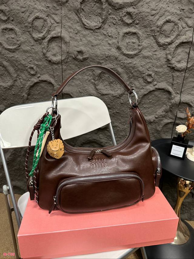 配折叠盒 缪缪 Miumiu 今年最特别款式机车包个性鲜明，能驾驭各种风格，可甜可盐，容量可光，各大明星时尚搏主几乎人手一个。尺寸34.16Cm