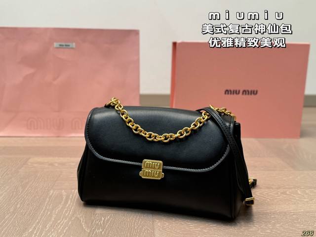 配盒 缪缪miumiu 美式复古神仙包 谬谬美式复古拿捏住了 最主要的是,它能装!它太能装了! 尺寸:24 14 配盒 缪缪miumiu 美式复古神仙包 谬谬美式复古拿捏住了 最主要的是,它能装!它太能装了! 尺寸:24 14