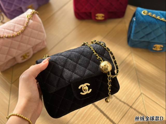 折叠盒 做到全球断货就是它，Chanel金球方胖子没错了，又是香奈儿因为太火爆，都卖光光了小巧的包型和可爱的小金球哪个女孩不爱呢 经典的黑金色搭配柔软的小羊皮质