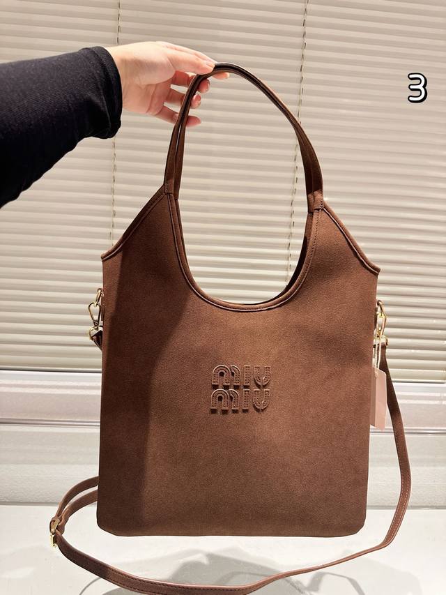 盒 麂皮 Size：35*32Cm Miumiu新款托特tote 今年的风刮的太猛了 老多爆款了！ 这款的版型也太好看了吧~