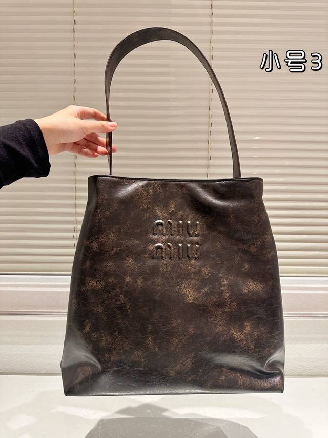 无盒 Size：42.44Cm 35.36Cm 被miumiu征服的一天 Miuniu Tote托特包 最新秀款包包 跟上大包的节奏 随意慵懒