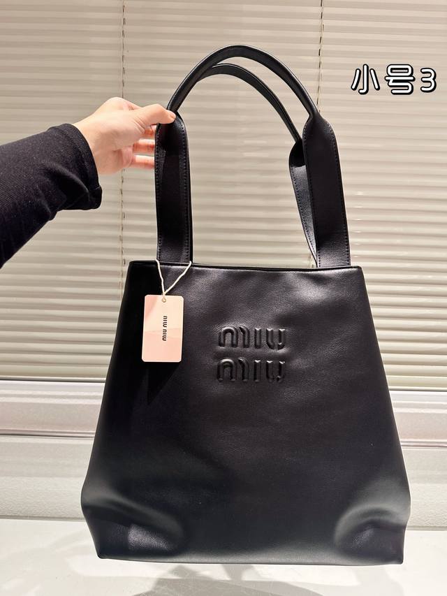 无盒 Size：42.44Cm 35.36Cm 被miumiu征服的一天 Miuniu Tote托特包 最新秀款包包 跟上大包的节奏 随意慵懒