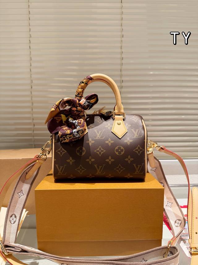 顶级皮 变码芯片 Lv 两根肩带 Speedy20手袋最新款刺绣肩带枕头包老花手提单肩斜挎包尺寸:20*13*12Cm 天然变色牛皮 原版五金 重工双面刺绣肩带 顶级皮 变码芯片 Lv 两根肩带 Speedy20手袋最新款刺绣肩带枕头包老花手提单肩斜挎包尺寸:20*13*12Cm 天然变色牛皮 原版五金 重工双面刺绣肩带