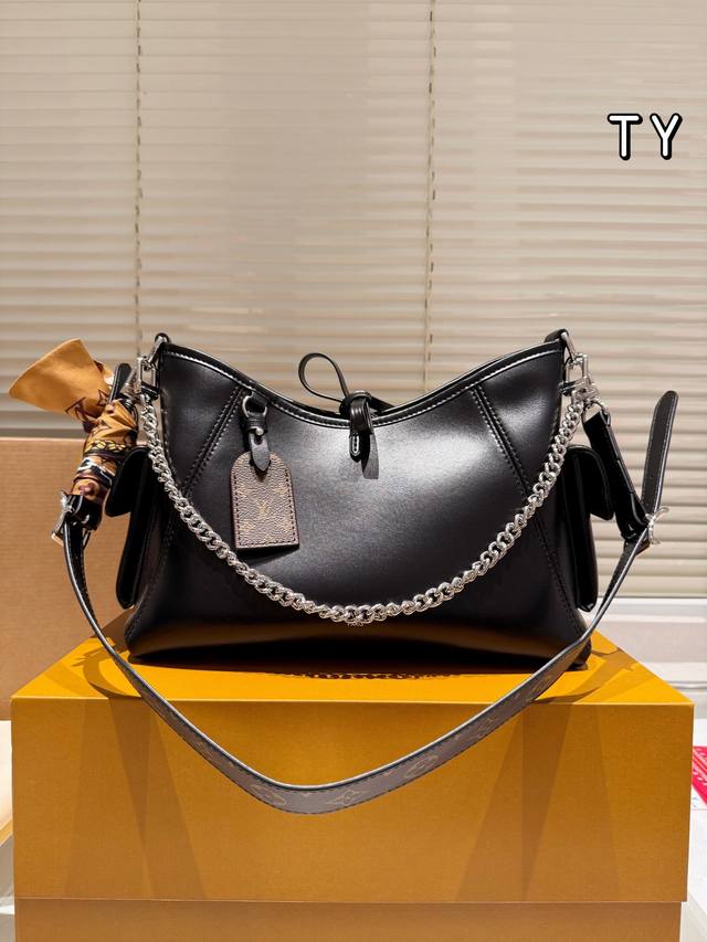 牛皮版本 变码芯片 配盒 Carryalldark 中号手袋 本款 Carrvall Dark 中号手袋以柔软羊皮革塑造时尚慵懒 廓形为 2024 春夏秀场造型