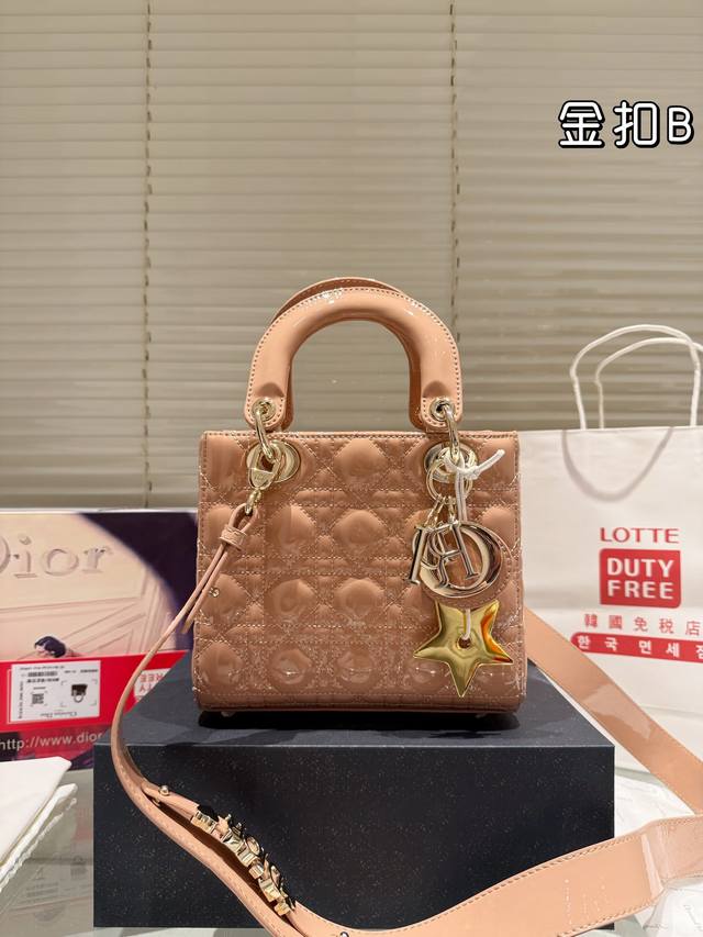 原单 配镜子 配折叠礼盒飞机盒 尺寸：Size: 20Cm 高品版.升级出货 Dior 戴妃漆皮款 更加加分！！