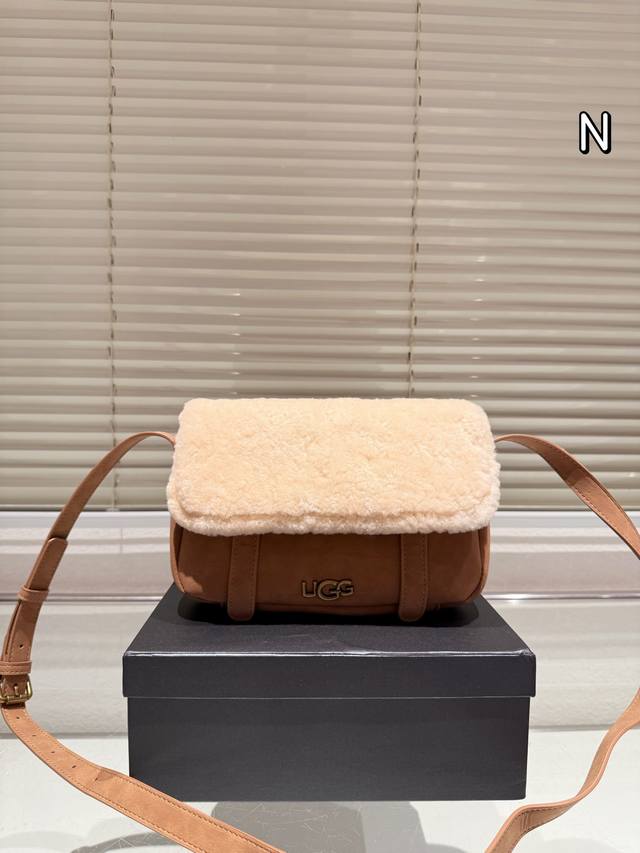 Ugg种草细节图 棕色能驾驭的很好 深色系浅色系背上它都没有违和感虽然单看着不起眼但是上身真的很绝而且容量也够用日常通勤都没有问题复古中带着优雅的感觉我也太喜欢