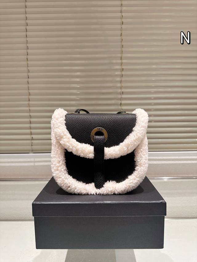 Ugg毛绒包羊羔毛包不要太好看 虽然容量小但是也够出门装口红手机了 满满的少女心被激起背上瞬间觉得自己回到18岁哈哈 实物是很正宗的棕色■真的超级好看 不知道有