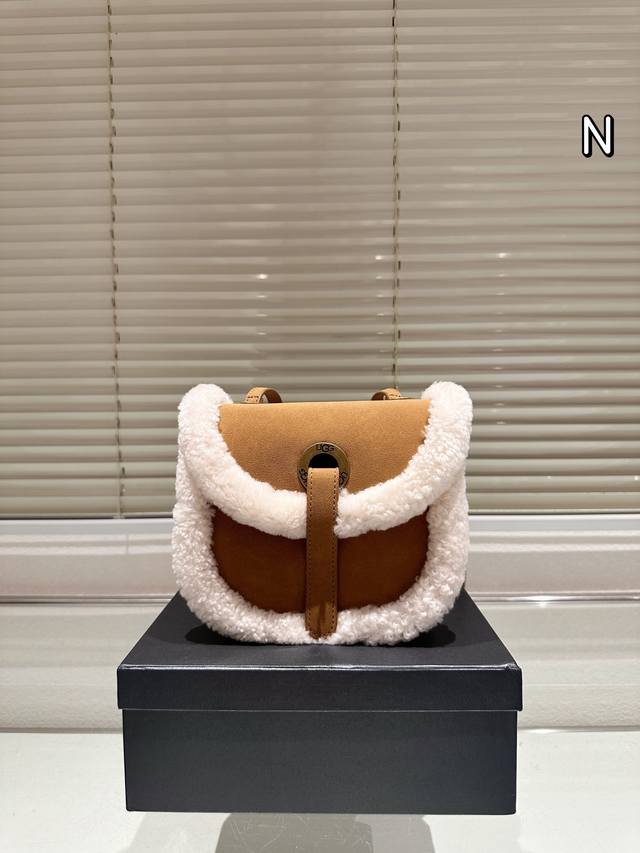 Ugg毛绒包羊羔毛包不要太好看 虽然容量小但是也够出门装口红手机了 满满的少女心被激起背上瞬间觉得自己回到18岁哈哈 实物是很正宗的棕色■真的超级好看 不知道有