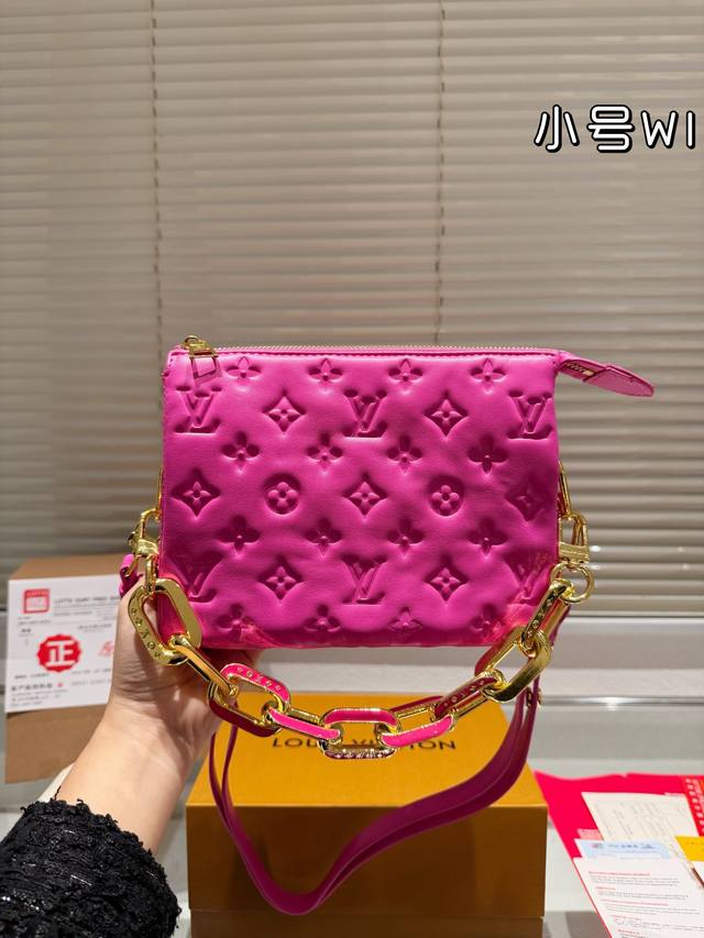 小号 全套礼盒 Lv Coussin 抱抱包 牛皮版本 最爱的黑白look来啦 柔软的小羊皮质地让我拿上手的那一刻就爱上了它的触感 包包内里很多小隔层 让各种私 小号 全套礼盒 Lv Coussin 抱抱包 牛皮版本 最爱的黑白look来啦 柔软的小羊皮质地让我拿上手的那一刻就爱上了它的触感 包包内里很多小隔层 让各种私