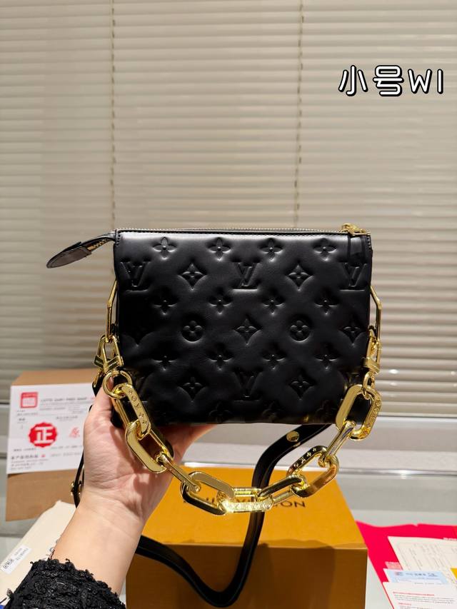 小号 全套礼盒 Lv Coussin 抱抱包 牛皮版本 最爱的黑白look来啦 柔软的小羊皮质地让我拿上手的那一刻就爱上了它的触感 包包内里很多小隔层 让各种私