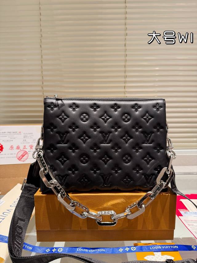 全套礼盒 Lv Coussin 抱抱包 牛皮版本 最爱的黑白look来啦 柔软的小羊皮质地让我拿上手的那一刻就爱上了它的触感 包包内里很多小隔层 让各种私人物品