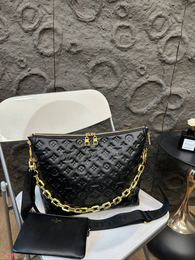 Lv 2024走秀新款cousin 系列新款 目测又是下一个女明星，时尚博主必备单品，I独有的亮金色金属，作为本次设计的肩带粗链条，抓眼球效果非常到位，肩带可拆