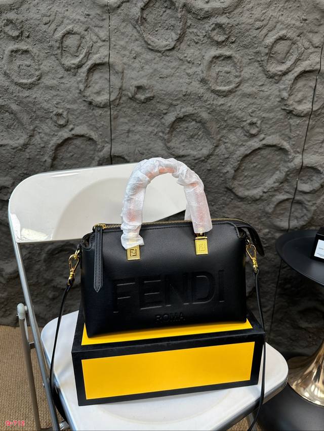配折叠盒 芬迪fendi枕头包 By The Way 大容量 巨可爱可手提可斜挎上身可甜可盐！ 尺寸27.18Cm
