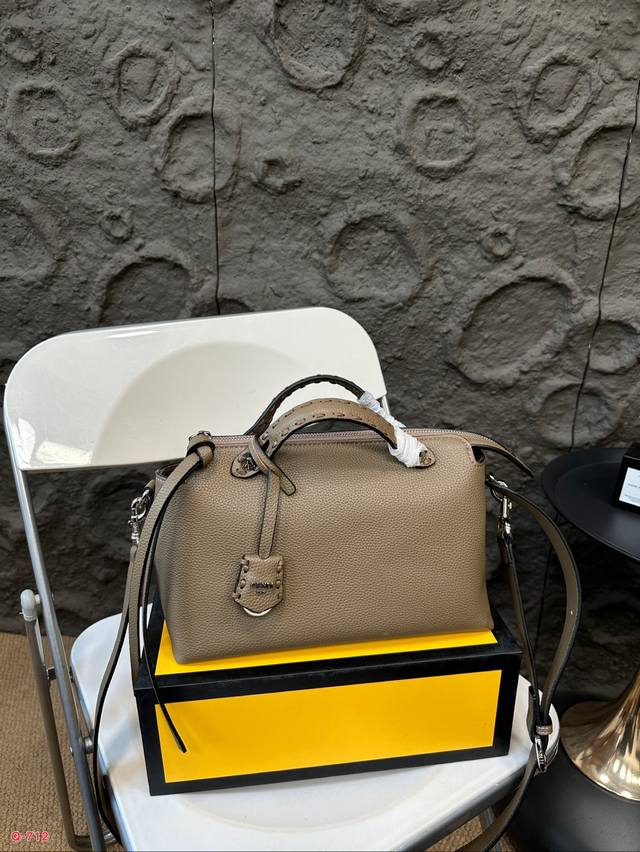 配折叠盒 芬迪fendi枕头包 By The Way 大容量 巨可爱可手提可斜挎上身可甜可盐！ 尺寸27.18Cm