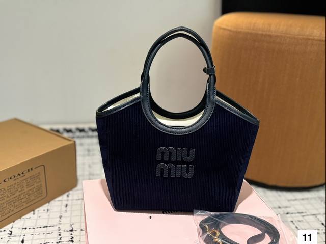 小号 配折叠盒子 条绒缪缪托特 近期的好物推荐，最近超爱这个包包，托特包真的超能 装，出门拍摄能装好多小东西，随意慵懒的赶脚很戳 我，尺寸：22 21