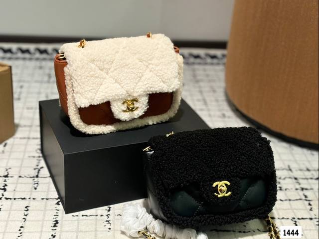 配折叠盒尺寸17.14 香奈儿 24K Teddy 羊羔毛 Cf 看到实物就会爱上！ 香奶奶的泰迪熊！ 实物很q！！ 搭配起来也可以很酷！！ 啊啊啊啊，真的太喜