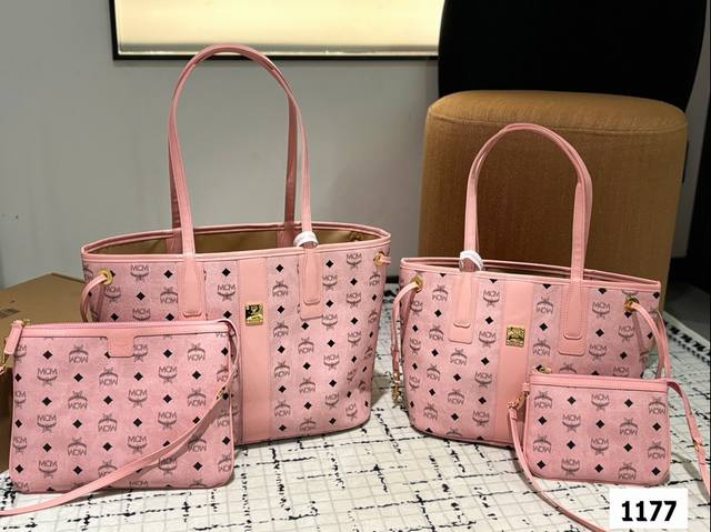 同价 双面原版品质对比。Mcm购物袋两件套高端货包中包。小包可以单被 内容超大 物超所值。超千皮系列妈咪购物袋 原单货 高品质 特别实用的一款原版五金logo