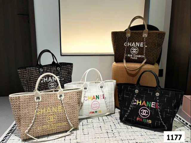 毛呢 Chanel粗花呢沙滩包 黑白拼彩色字母已着迷 Chanel彩色字母沙滩包设计好特别 立体又不浮夸的字母刺绣 放得下电脑，长途短途旅行也很合适 彩色真的可