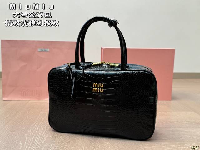 缪缪miu Miu公文包 举手投足都透露着精致优雅 精致到极致 尺寸：34 22