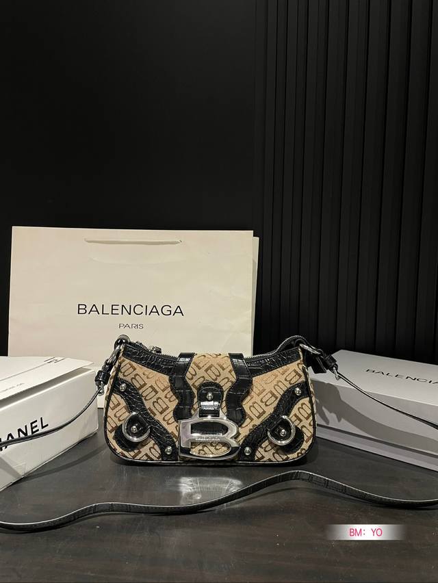 配折叠礼盒 巴黎世家蟒蛇纹 鳄鱼纹牛皮拼接 金属 Logo 加持 背出了巴黎世家街头风essex小号包包太迷人啦 鸵鸟纹尺寸27*13