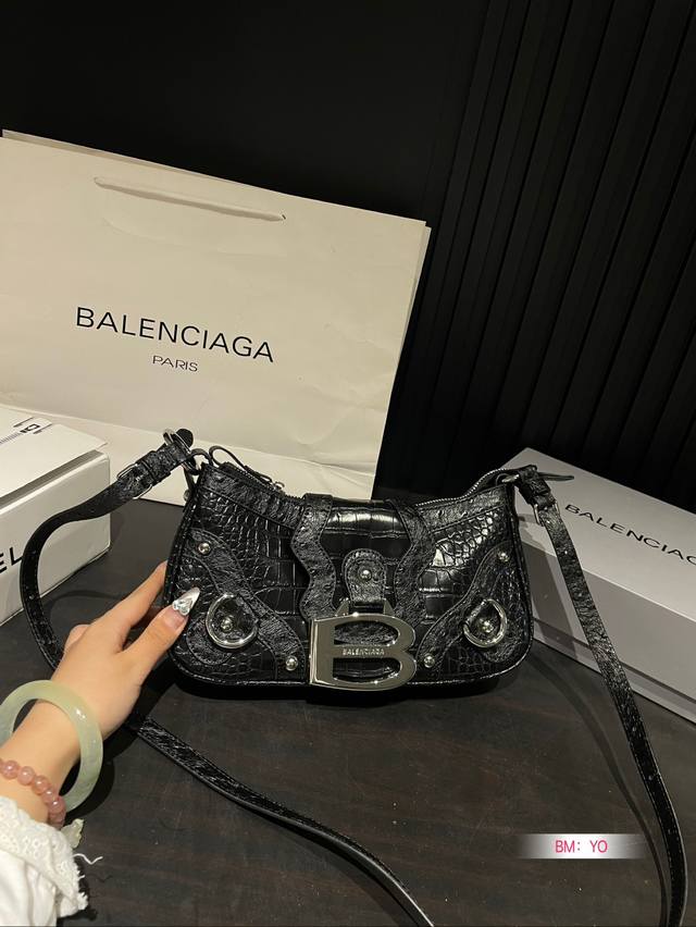 配折叠礼盒 巴黎世家蟒蛇纹 鳄鱼纹牛皮拼接 金属 Logo 加持 背出了巴黎世家街头风essex小号包包太迷人啦 鸵鸟纹尺寸27*13