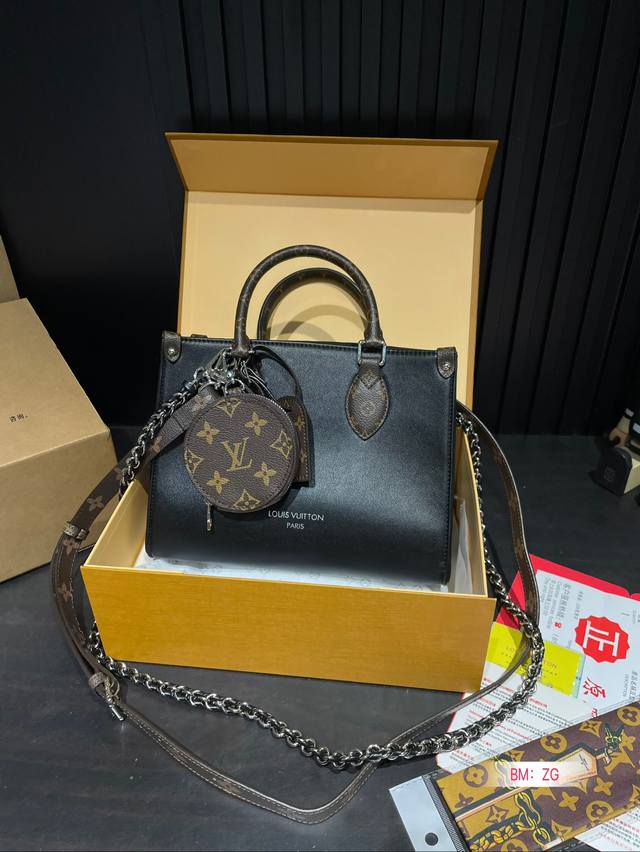 配折叠礼盒 Lv Onthego Eastwest黑武士托特包 开挂啦！怎么这么好看！ 超级可爱的尺寸，设计简洁时尚 符合所有日常出行的各种不同场合，又具有足够