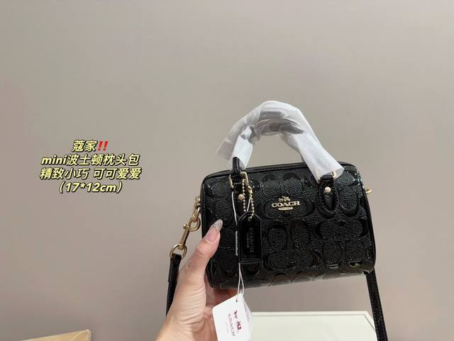 配折叠盒尺寸17.12 蔻驰 波士顿枕头包 Coach 小小枕头包设计让人觉得更加精致和可爱,同时能满足手机和日常出门的小物品需求。别看它体积小巧,但容量大得惊 配折叠盒尺寸17.12 蔻驰 波士顿枕头包 Coach 小小枕头包设计让人觉得更加精致和可爱,同时能满足手机和日常出门的小物品需求。别看它体积小巧,但容量大得惊