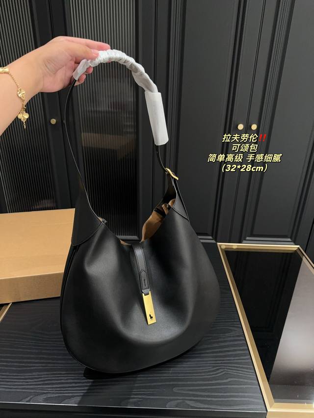 尺寸36.28 拉夫劳伦 可颂包 Raliph Lauren 简简单单的设计就好高级 黑色zui好看！ 这个包期待了好久好久 皮质是柔软的手感hin细腻 又酷又